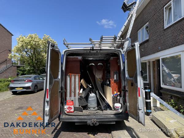 Spoed dakdekker bus met gereedschap en ladder bij woning in Bunnik Spoed dakdekker bus met gereedschap en ladder bij woning in Bunnik