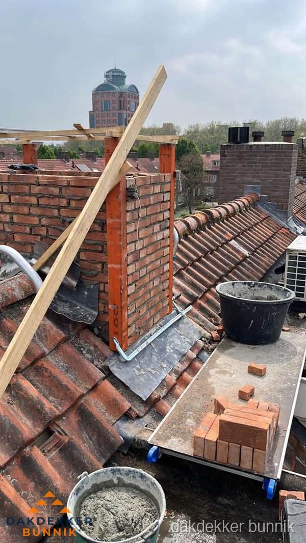 Schoorsteen renovatie met metselwerk op schuin dak in Bunnik
