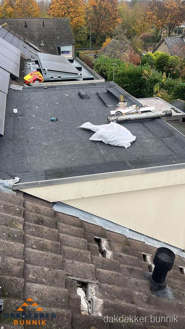 Beschadigde dakbedekking op plat dak voor reparatie in Bunnik