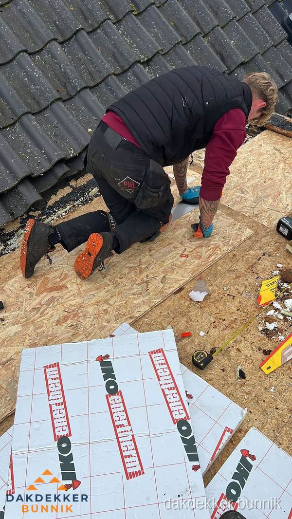 Dakdekker plaatst PIR-isolatieplaten op plat dak in Bunnik