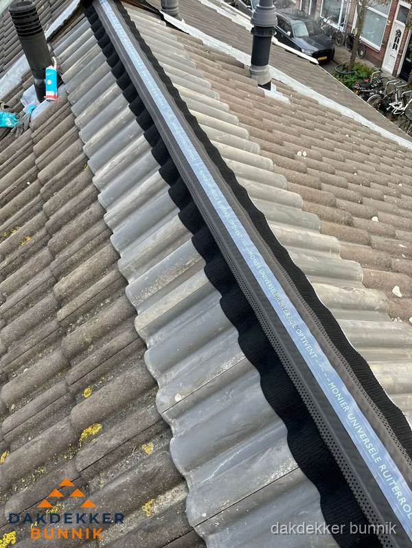 Nokvorst met Monier ventilatie op schuin pannendak in Bunnik