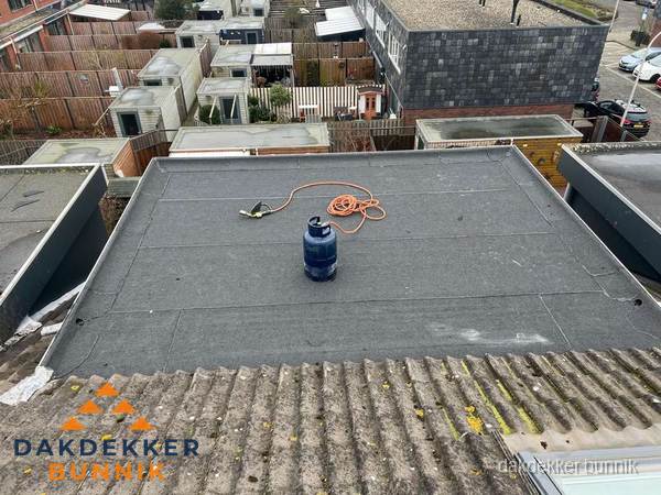 Plat dak met nieuwe bitumen dakbedekking en brandgereedschap in Bunnik Plat dak met nieuwe bitumen dakbedekking en brandgereedschap in Bunnik