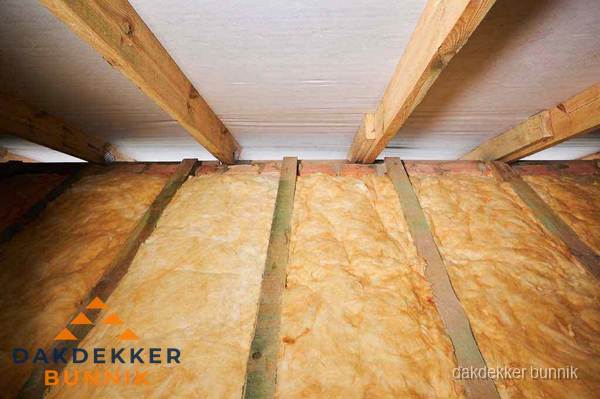 Dakisolatie met glaswol tussen dakspanten in Bunnik Dakisolatie met glaswol tussen dakspanten in Bunnik