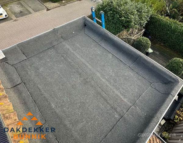 Gerenoveerd plat dak met nieuwe bitumen dakbedekking in Bunnik