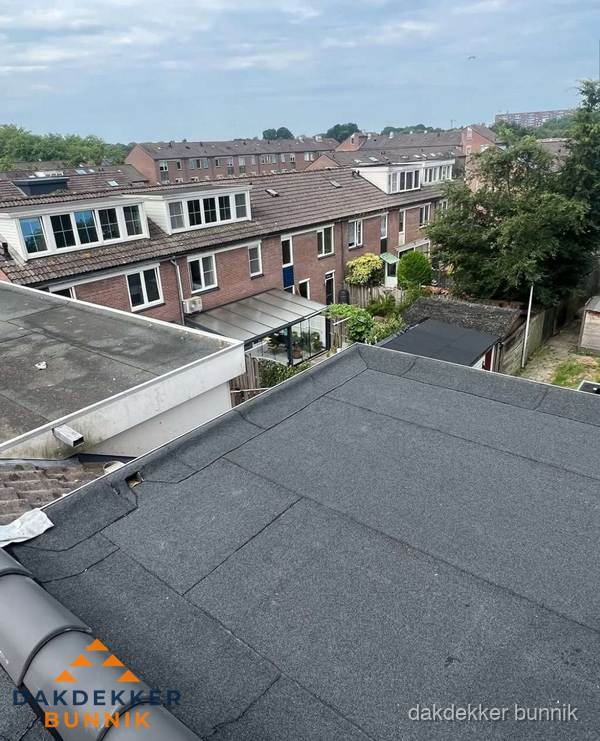 Vernieuwd plat dak met bitumen in woonwijk in Bunnik Vernieuwd plat dak met bitumen in woonwijk in Bunnik