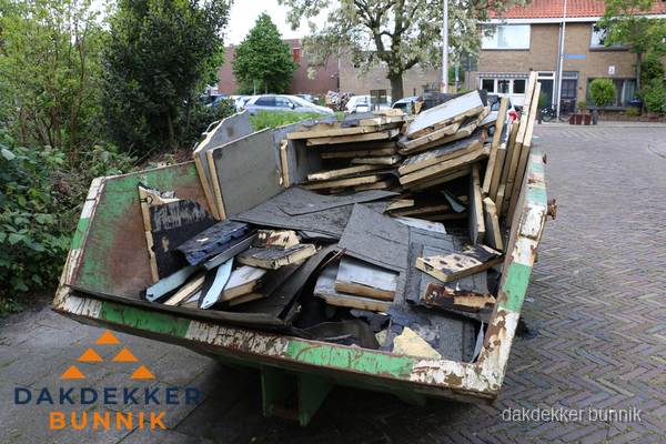 Puincontainer met oud dakmateriaal na dakrenovatie in Bunnik