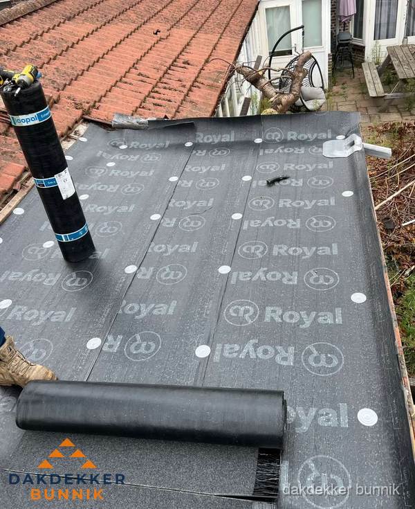 Bitumen dakbedekking leggen op plat dak aanbouw in Bunnik