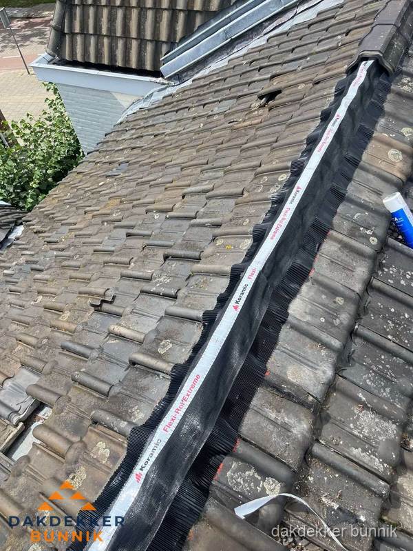 Nokvorst renovatie met Koramic nokrol op schuin pannendak in Bunnik
