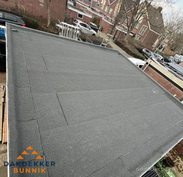 Nieuwe bitumen dakbedekking op plat dak van garage in Bunnik