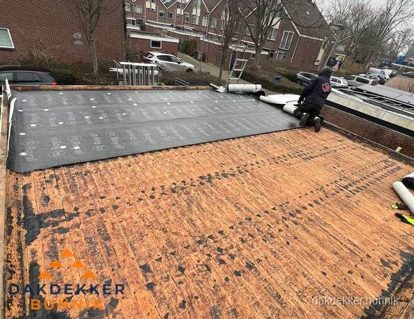 Dakdekker legt onderlaag op plat dak met houten constructie in Bunnik Dakdekker legt onderlaag op plat dak met houten constructie in Bunnik
