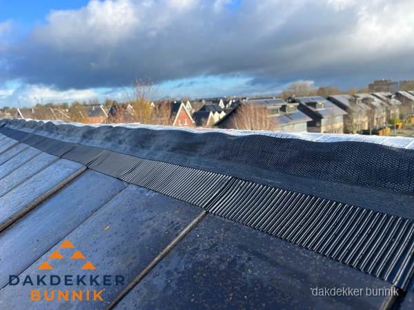 Dakisolatie bij de nok met ventilatieprofiel op schuin dak in Bunnik