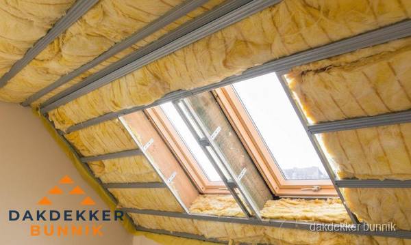 Schuin dak isoleren met glaswol bij dakraam in Bunnik