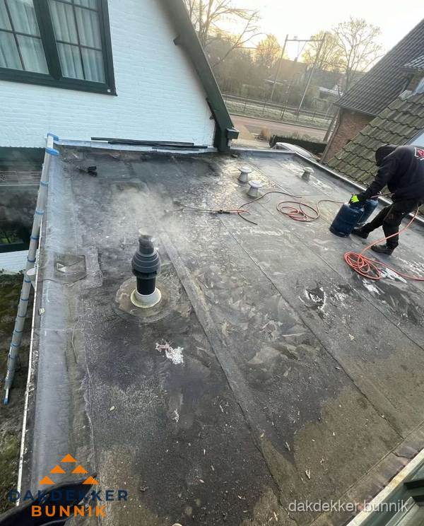 Dakdekker verhelpt daklekkage op plat dak in Bunnik Dakdekker verhelpt daklekkage op plat dak in Bunnik